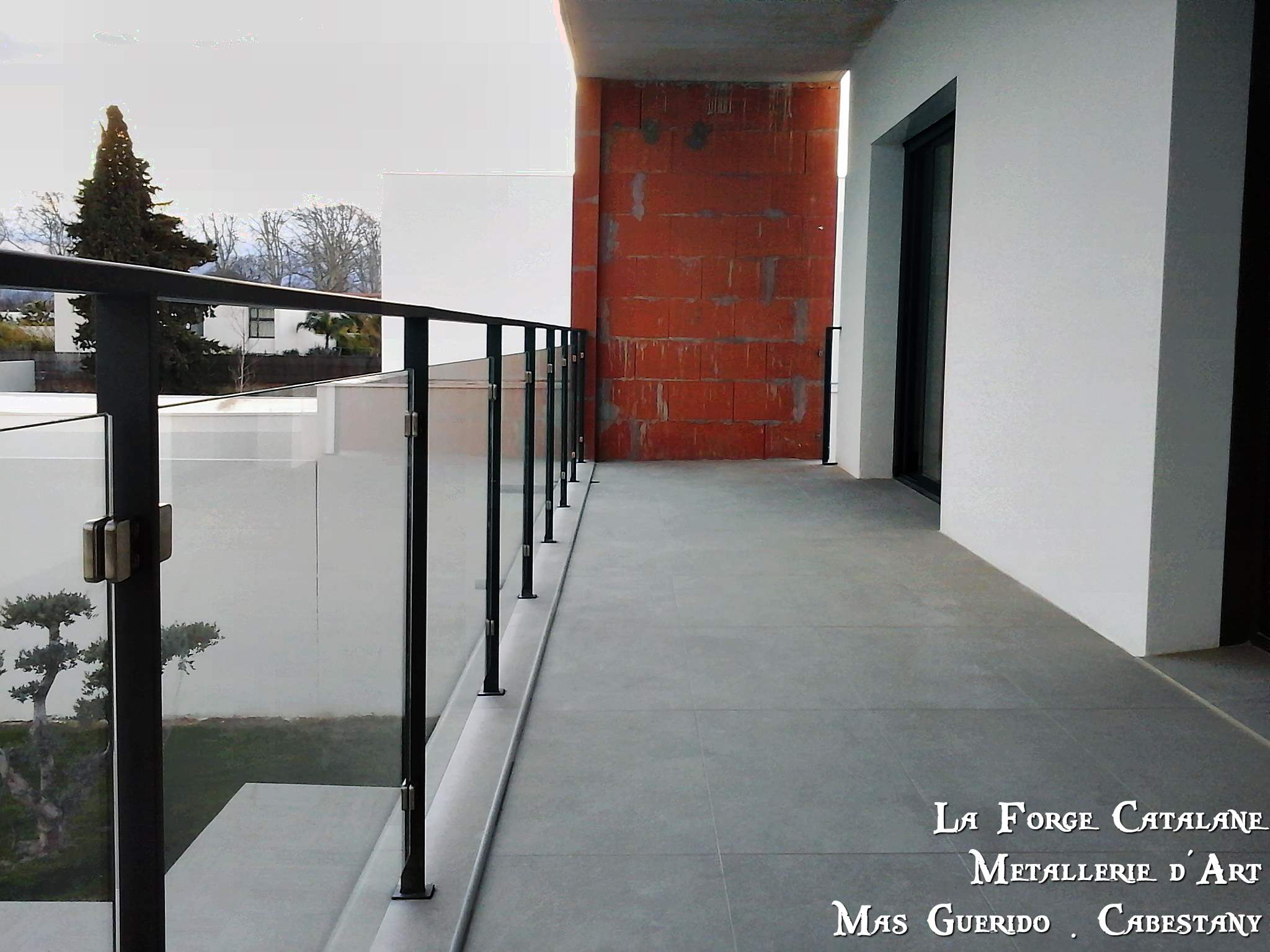 garde corps vitrage ossature tube rectangulaire forge catalane.jpg